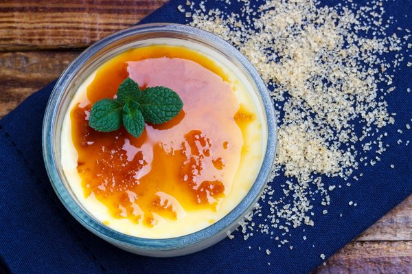 ¿Cuál es la mejor manera de hacer una crema catalana casera con una costra caramelizada perfecta?